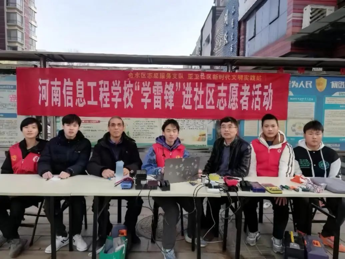 擦亮青春底色 弘揚(yáng)雷鋒精神?——我校師生進(jìn)社區(qū)開展志愿服務(wù)活動(dòng)